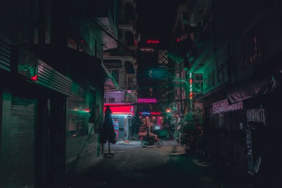 人们在晚上走在街上